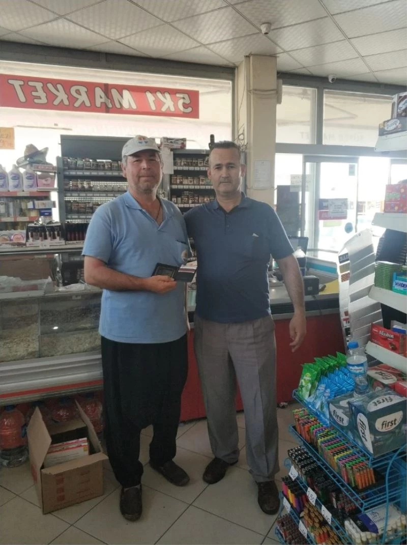 Park görevlisi gazinin düşürdüğü cüzdanı teslim etti
