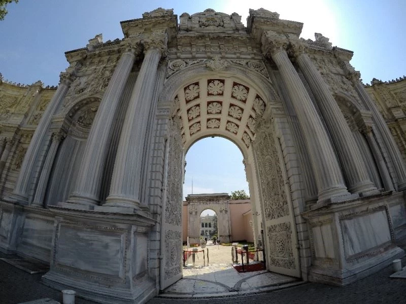 Dolmabahçe Sarayı’nın çatısındaki kurşun levhalar restore ediliyor
