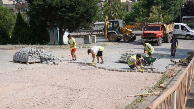 İzmit Belediyesi Alikahya’da yolları yeniliyor
