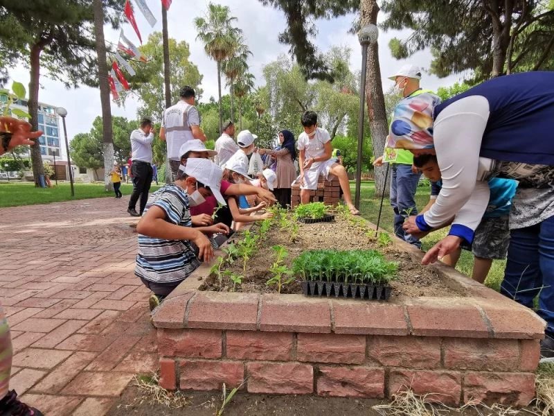 Oynadıkları parkalara çiçek diktiler
