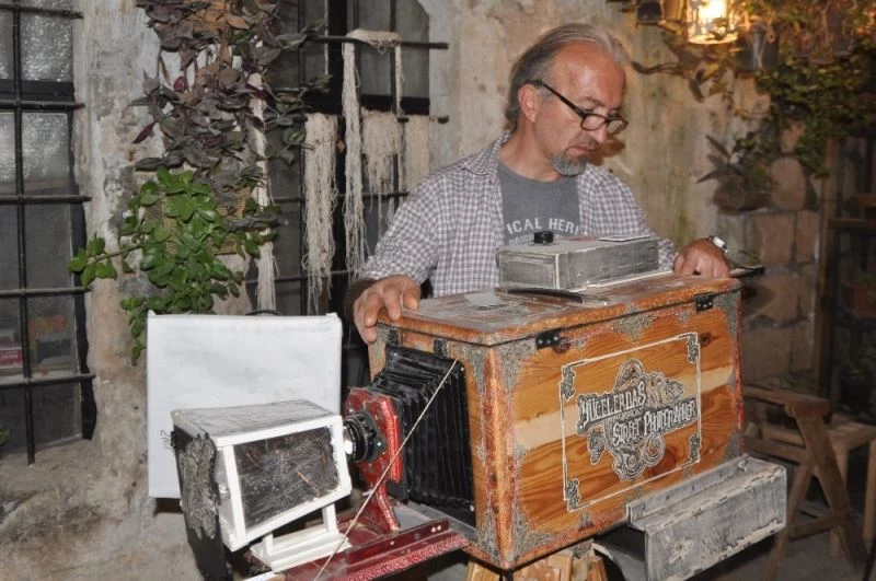 Kendi yaptığı körüklü fotoğraf makinesi ile siyah beyaz fotoğraf tutkunlarına geçmişi yaşatıyor
