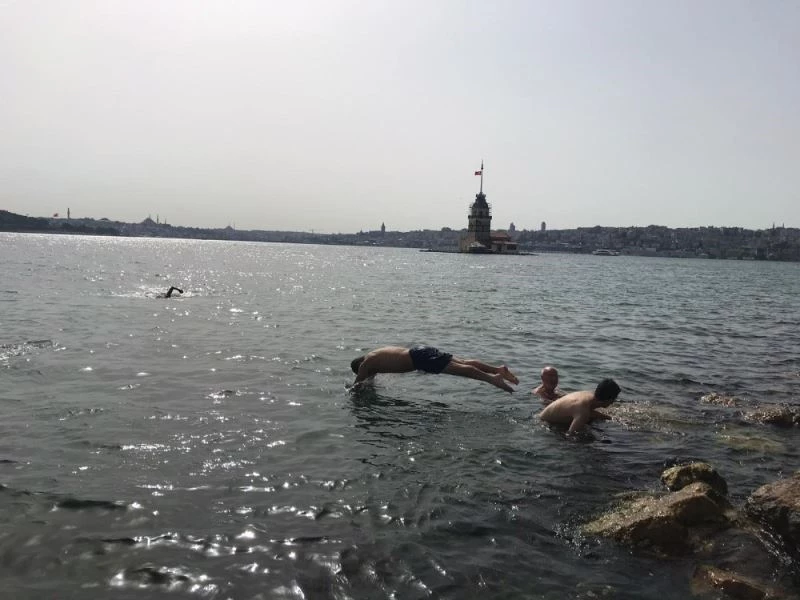 (Özel) Kısıtlamanın kalkmasıyla Kız Kulesi’ne karşı Boğaz’da  yüzdüler
