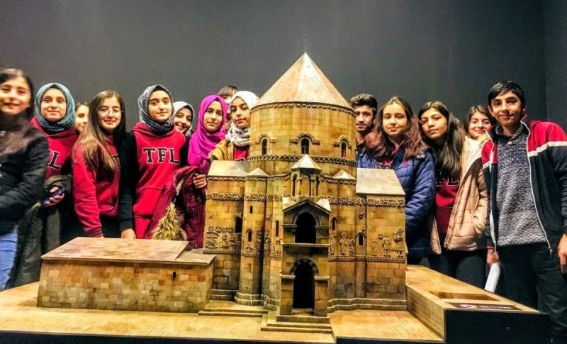 Tuşbalı öğrenciler Van’ı ‘Akdamar Adası Efsanesi’yle tanıttı
