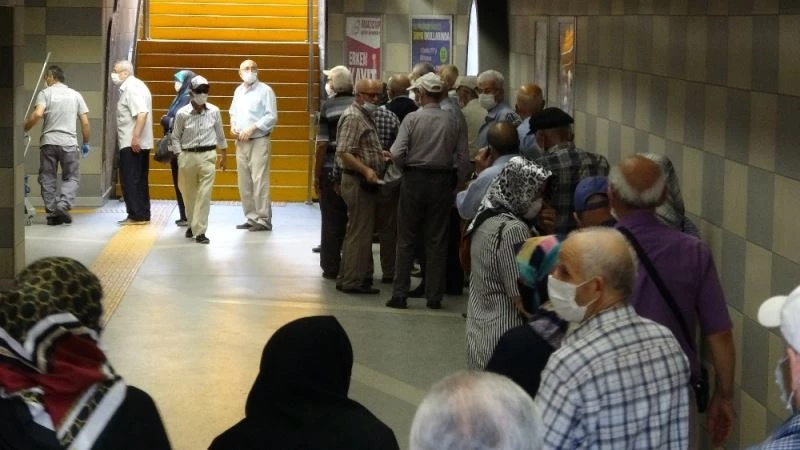 Fısıltıyı gerçek zannettiler, kuyruğa koştular
