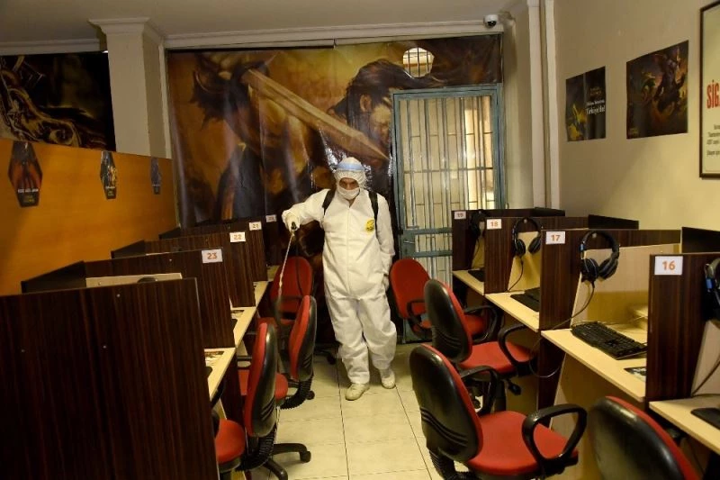 Konya’da yeniden açılan kafe ve kıraathanelerin dezenfeksiyonu yapılıyor
