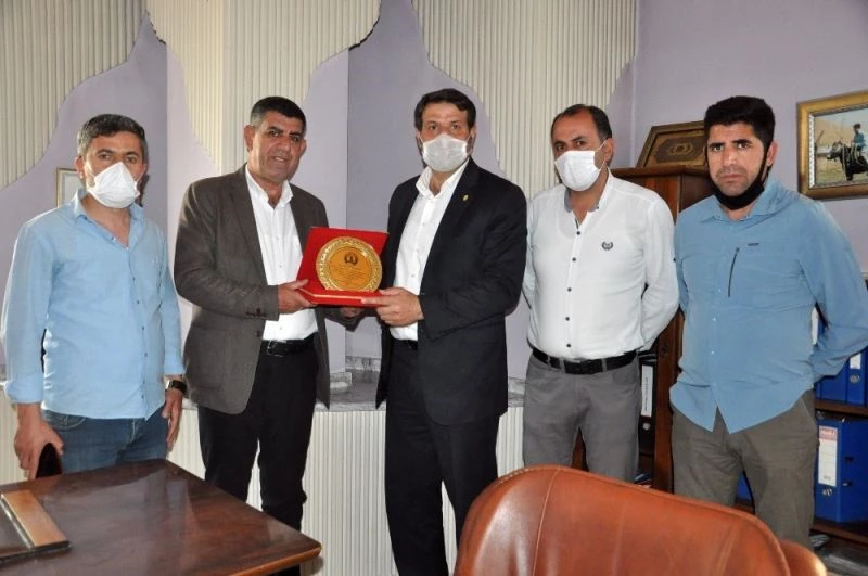 Başkan Çoğaç’tan esnafa destek veren mülk sahiplerine plaket
