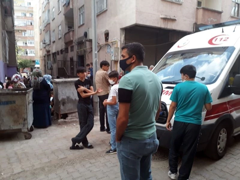 Ayakları asansöre sıkışan 2 çocuk yaralındı
