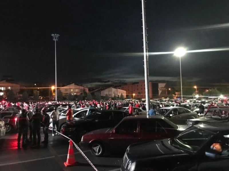 Kayserisporlu vatandaşlar araçlarında maçı izlemenin keyfini çıkardı
