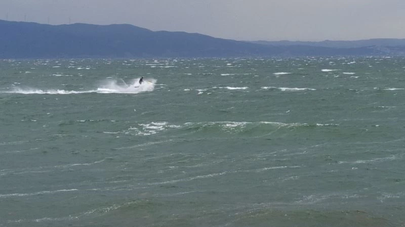 Gemileri bile sürükleyen fırtınada jet ski ile dalgalara meydan okudu
