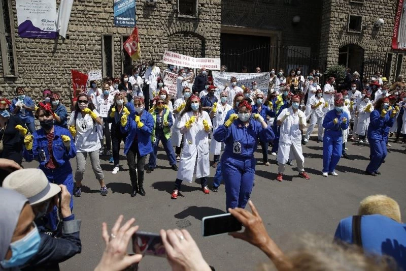 Fransa’da sağlık çalışanlarından “danslı” protesto
