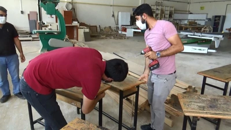 Diyarbakır’da öğretmenler, LGS öncesi köy okullarının sıra ve masalarını yeniledi
