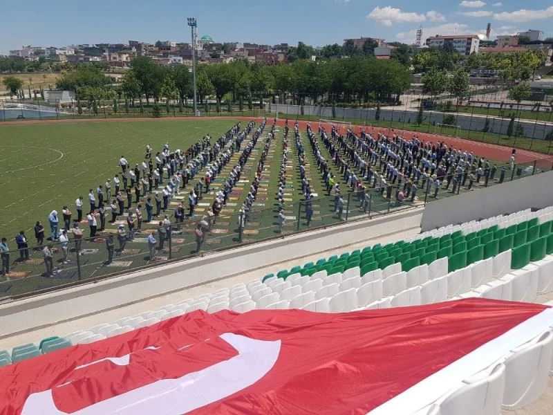 65 yaş ve üstü vatandaşlar cuma namazını cemaatle kıldı
