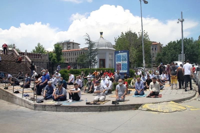 Haftalar sonra 65 yaş ve üstü vatandaşlar cuma namazı kıldı
