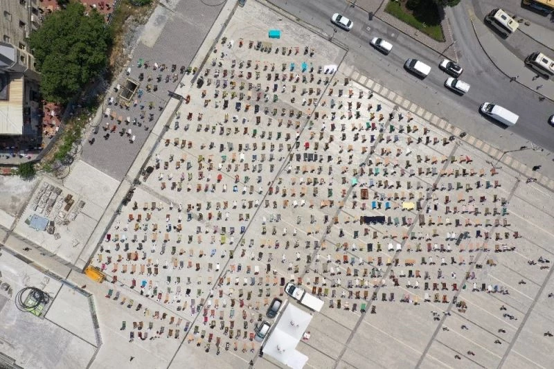 Bağcılar Meydanı’nda cuma namazı kılan yüzlerce kişi havadan görüntülendi
