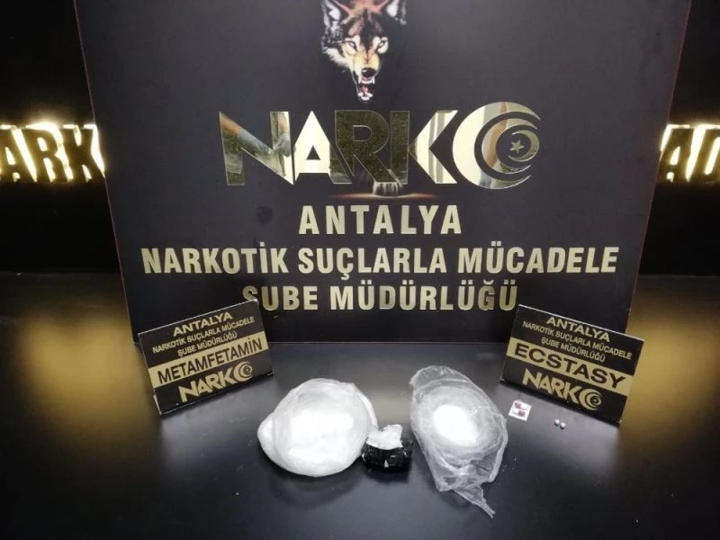 Direksiyon ve şoför koltuğundan uyuşturucu çıktı
