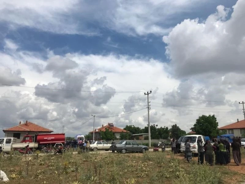 Denizli’nin Çivril ilçesinde bir şahıs, eşini ve 2 çocuğunu vurduktan sonra intihar etti. Jandarma ekiplerinin olay yerindeki incelemesi sürüyor.
