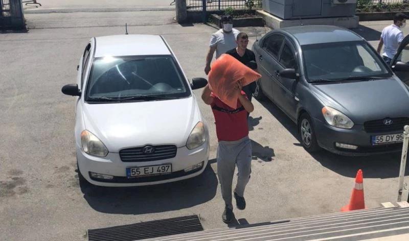 Mağazadan kıyafet hırsızlığına 2 tutuklama
