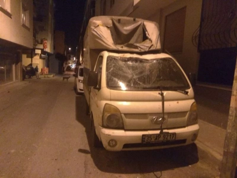 Çamaşır makinesi atmıştı, bu kez de beton parçaları atıp balyozla saldırdı
