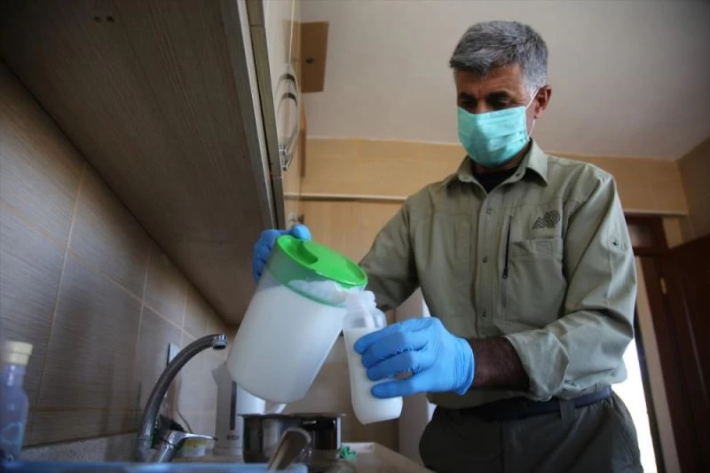 Öksüz ve yaralı dağ ceylanı yavrularına anne şefkatiyle bakım