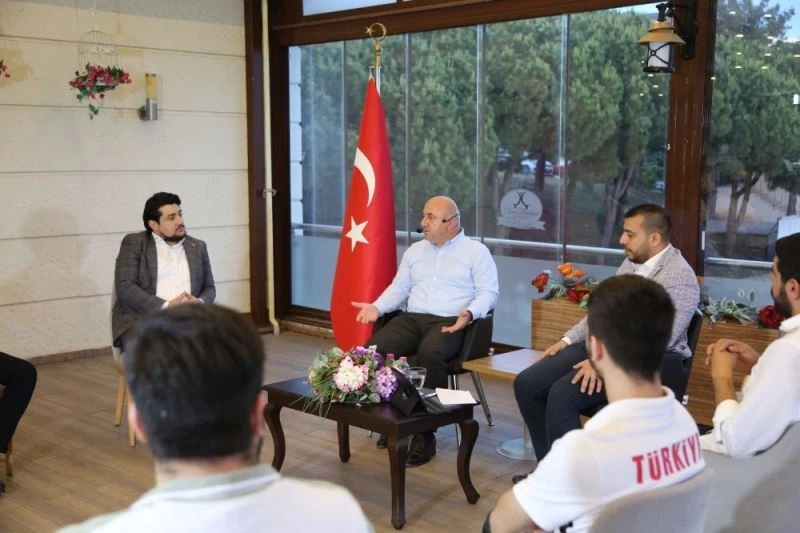 Başkan Bıyık, sosyal medya canlı yayınında gençlerle buluştu
