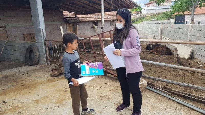 Isparta’da vefalı öğretmenler öğrencilerin evlerine kadar gidiyor
