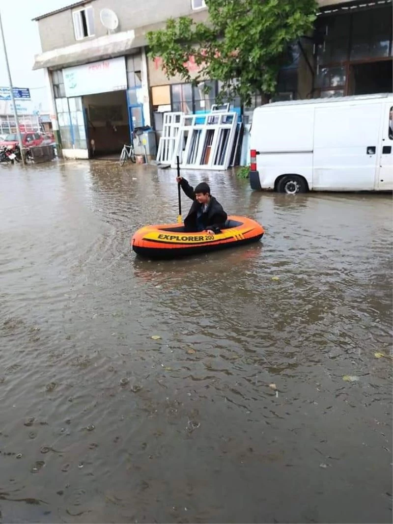 Yağmur yağdı, dışarı deniz botuyla çıktı
