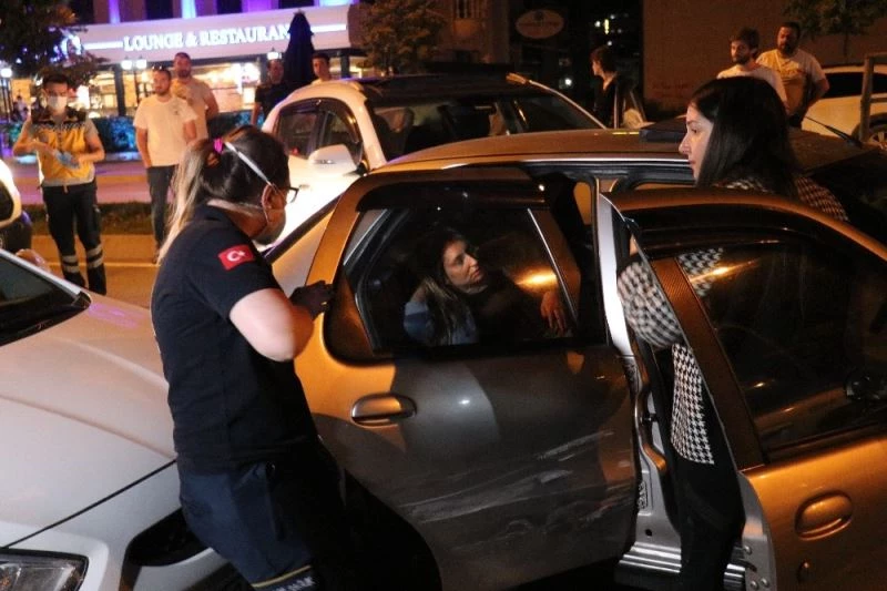 4 aracın birbirine girdiği kazada bulvar adeta savaş alanına döndü
