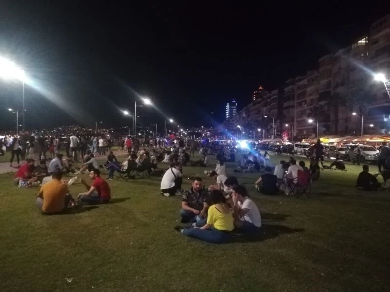 İzmir Kordon’da yoğunluk devam ediyor
