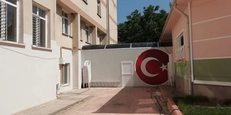 İki okulu tüp geçitle birleştirtip, eğitim için değerlendirdiler
