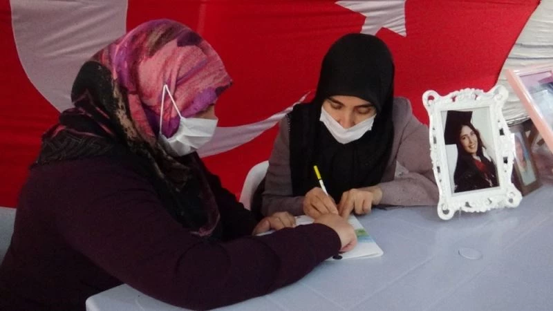 Evlat nöbetindeki anne, kızının acısını yazıya dökmek için kendi imkanlarıyla okuma yazma öğreniyor
