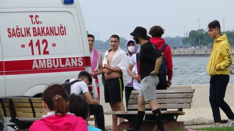 (Özel) Yağmurlu havaya rağmen denize giren genç ayak bileğinden yaralandı
