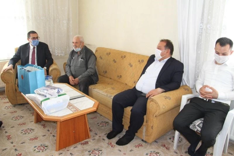 Cuma namazı için stada alınmayan dedeye Cumhurbaşkanı Erdoğan’dan hediye
