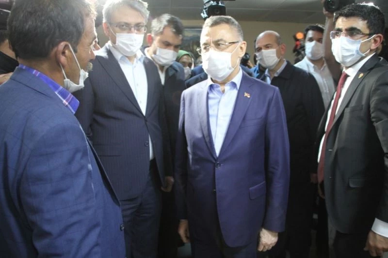 Cumhurbaşkanı Yardımcısı Oktay ve  bakanlar yaralıları ziyaret etti
