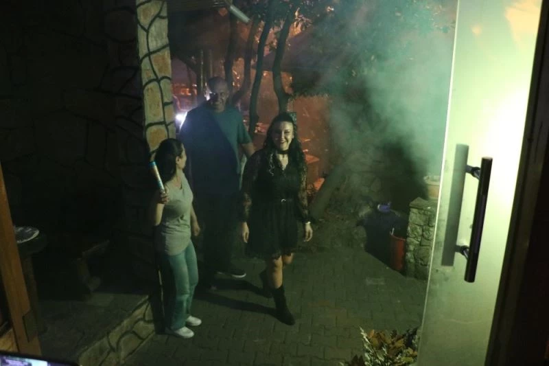 İlginç pankartla evlenme teklifinde bulundu
