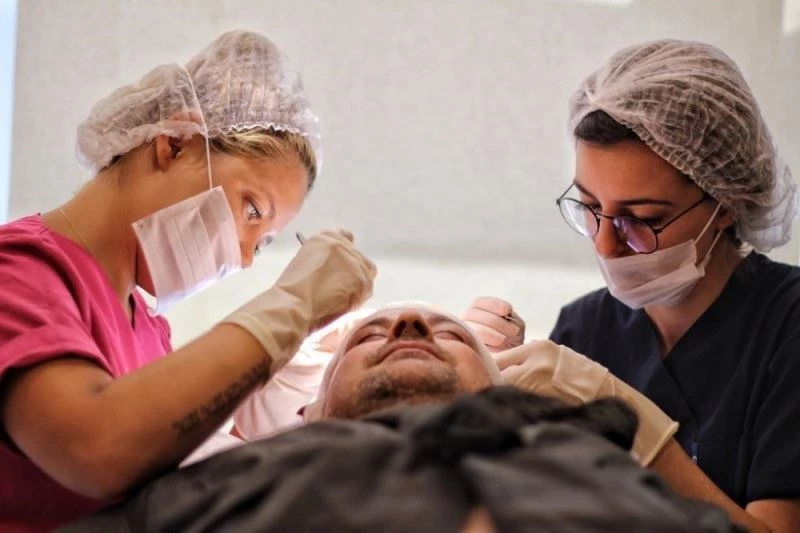 Hair World Turkey kurucu ortağı Demir Akıllıoğlu:” “Yetişkinlerde günde 100 adet saç teli dökülebilir”
