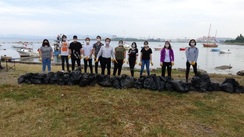 Tuzla Belediye Başkanı Şadi Yazıcı, çevre gönüllüleri ile birlikte sahilden 2 kamyon atık topladı
