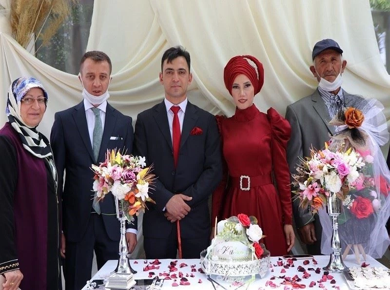 Jandarma personellerinin nişan yüzüğünü kaymakam taktı
