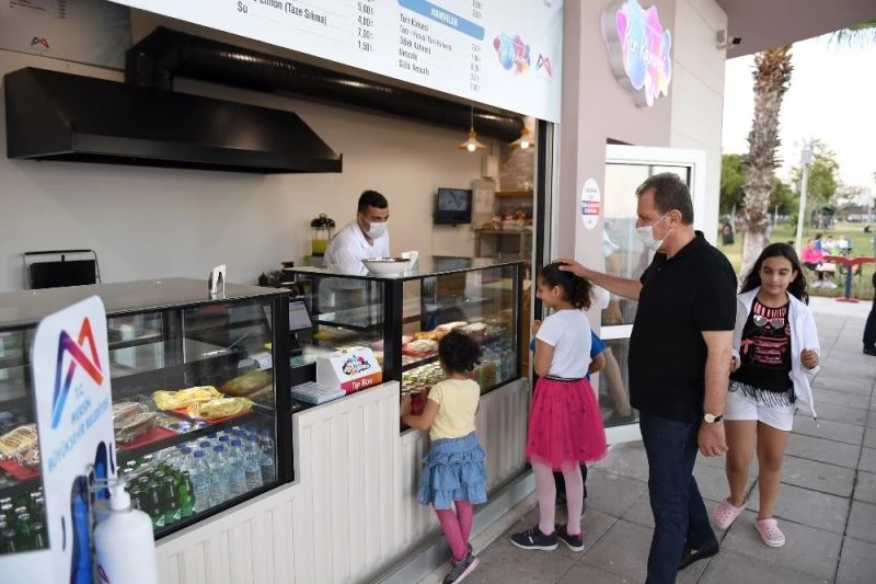 Başkan Seçer, sahildeki kafeleri inceledi
