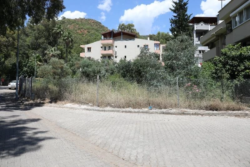 Marmaris’te boş arsalar temizleniyor

