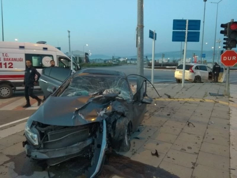 Sivas’ta ciple otomobil çarpıştı: 4 yaralı
