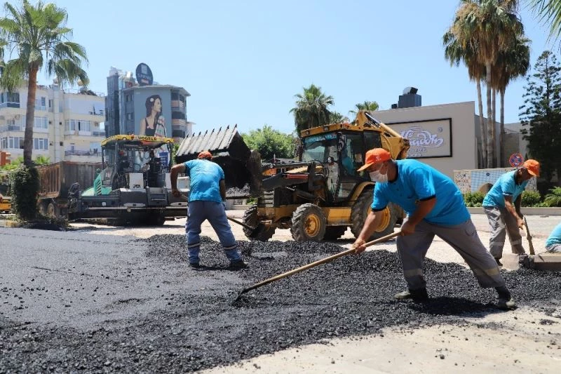 Atatürk Bulvarında bozulan yollar yenileniyor
