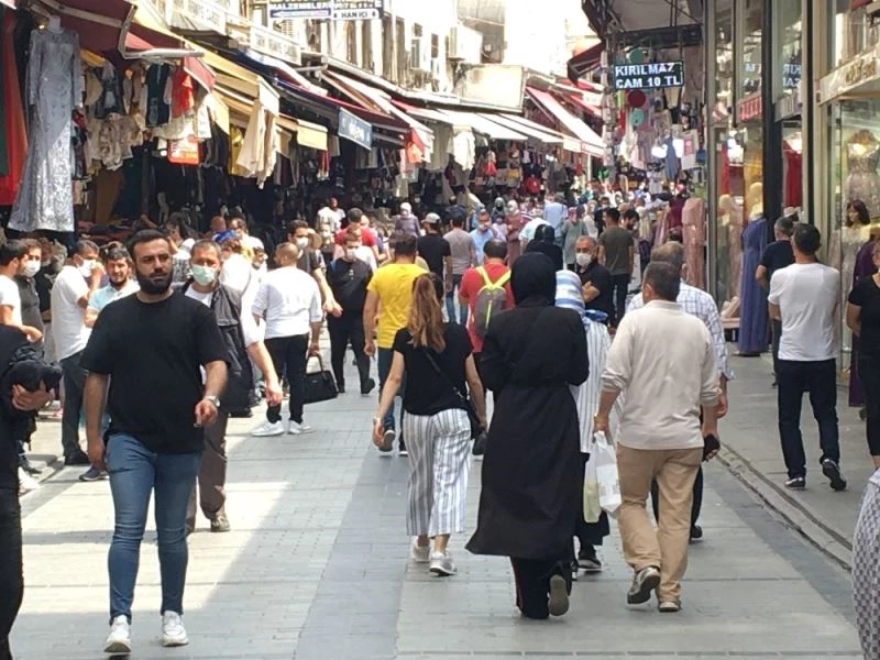Kontrollü normalleşme sürecinde Eminönü tıklım tıklım
