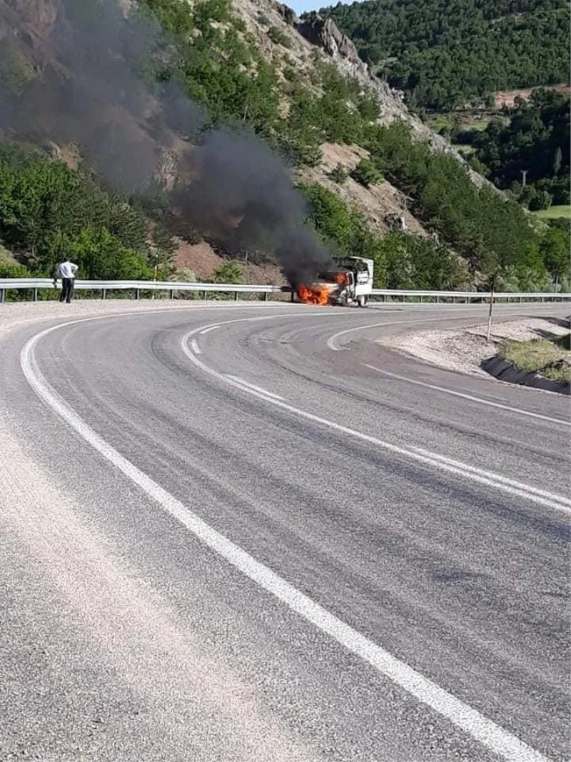 Talihsiz sürücü çaresizce kamyonetinin yanışını izledi
