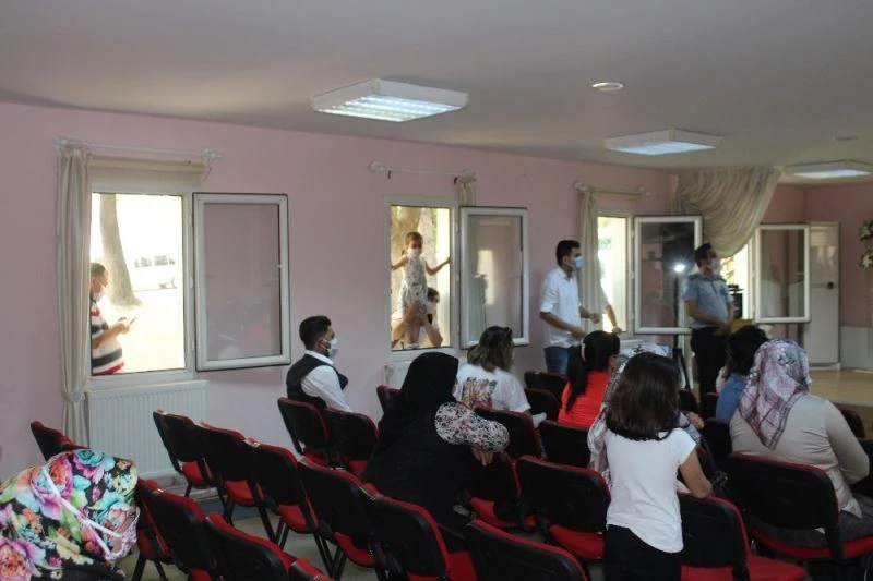 Salona giremeyince nikahı pencerelerden izlediler
