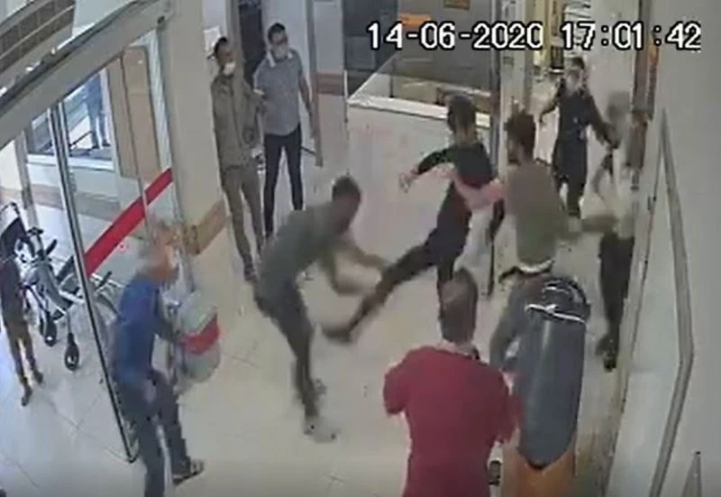 Sağlıkçılara palalı saldırıda 2 tutuklama
