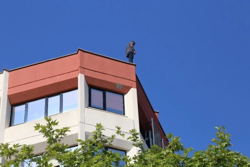 Virüs tedbirlerini hiçe sayıp intihar girişimini görüntülemek için yarıştılar
