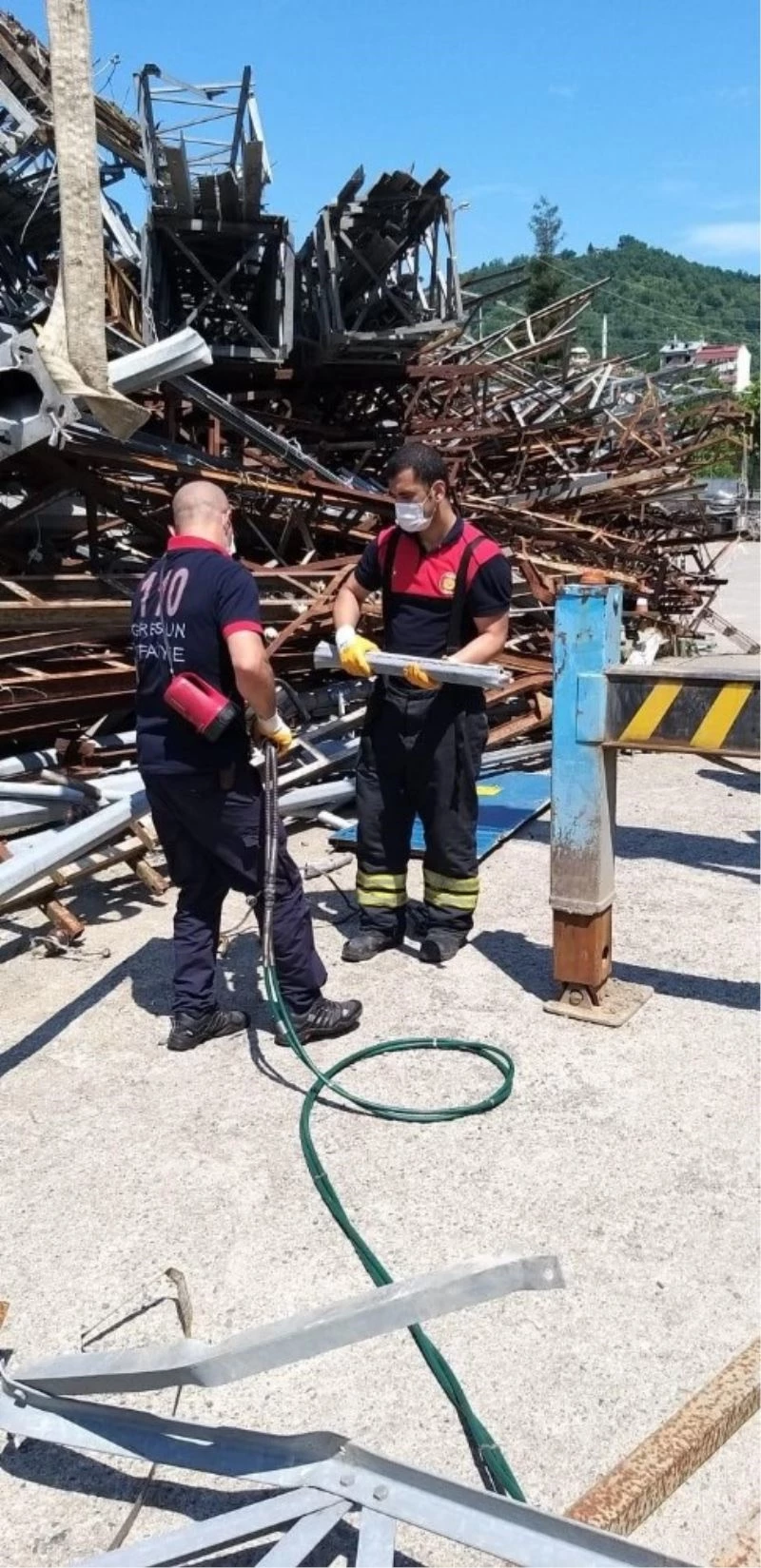 Elektrik direğinin içinde sıkışan minik kedi uzun uğraşlar sonucu kurtarıldı
