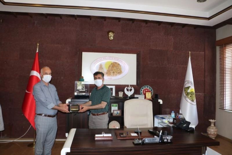 BEM BİR-SEN’DEN Uçhisar Belediye Başkanı Süslü’ye teşekkür plaketi
