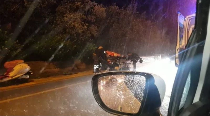 Plajdan söktüğü şemsiye ile sağanak yağışta yaralının yardımına koştu
