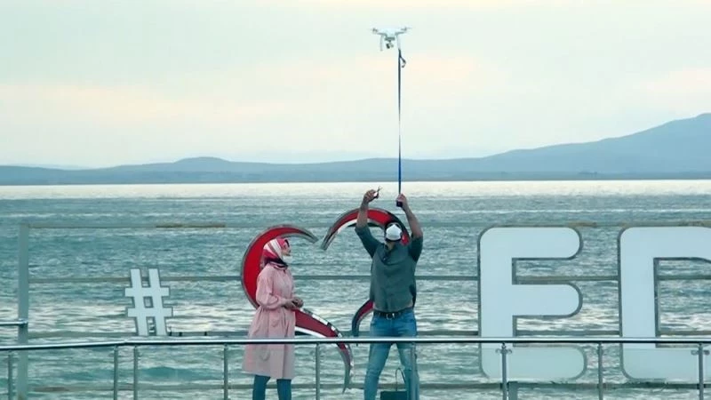 Sürpriz evlilik teklifi gökyüzünden geldi
